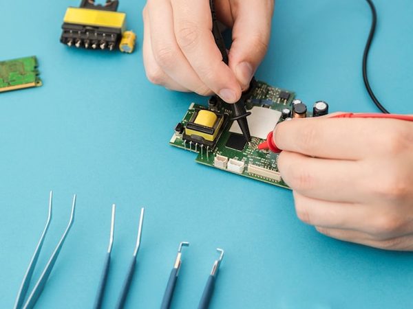 Técnico conferindo a tela de um celular Xiaomi depois do reparo.